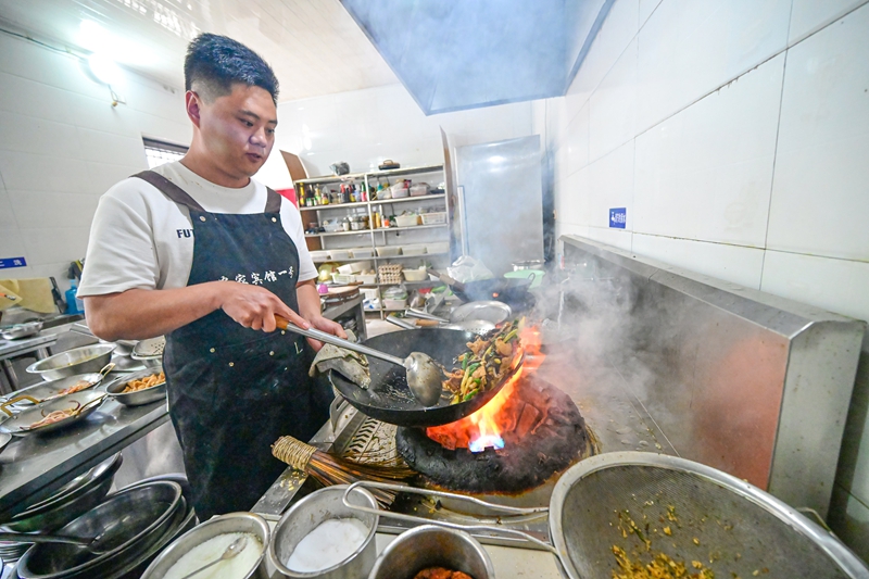 4月25日，饭店主厨制作全鱼宴 赵明辰摄.jpg