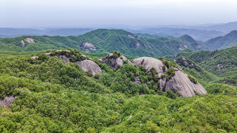 4月25日，天池山群山绵延 赵明辰摄.jpg